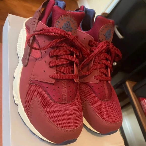 Nike Men’s Huarache “Team Red” . Burgundy/Nacy - New Condition - Picture 2 of 5